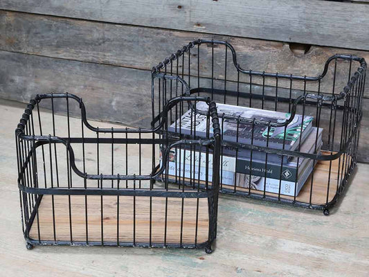 Alte Postkörbe zweier Set