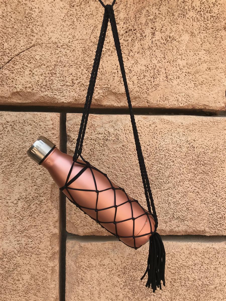 Trinkflasche-Rucksack NAVARNA I Jet-Schwarz I exzellentes & nachhaltiges Makramee