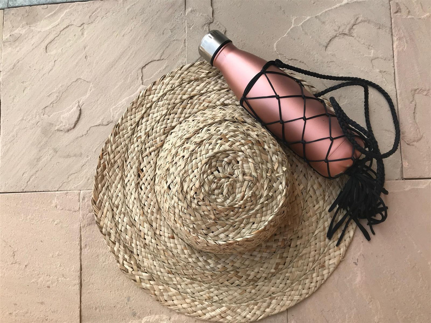 Trinkflasche-Rucksack NAVARNA I Jet-Schwarz I exzellentes & nachhaltiges Makramee