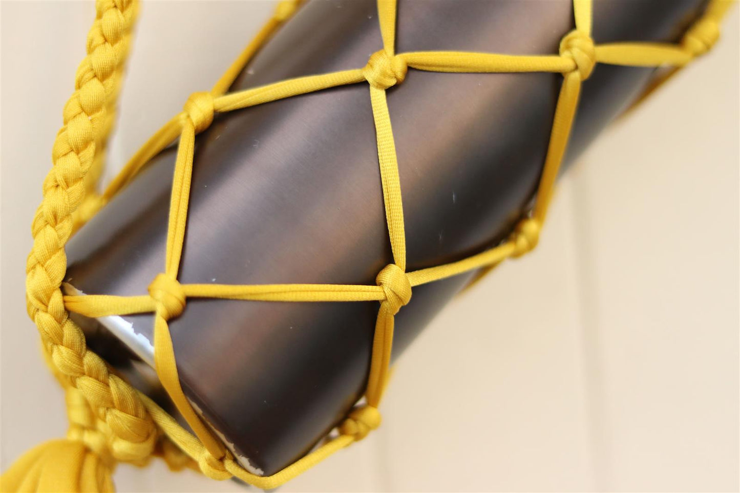 Trinkflasche-Rucksack NAVARNA I Aperol I exzellentes & nachhaltiges Makramee