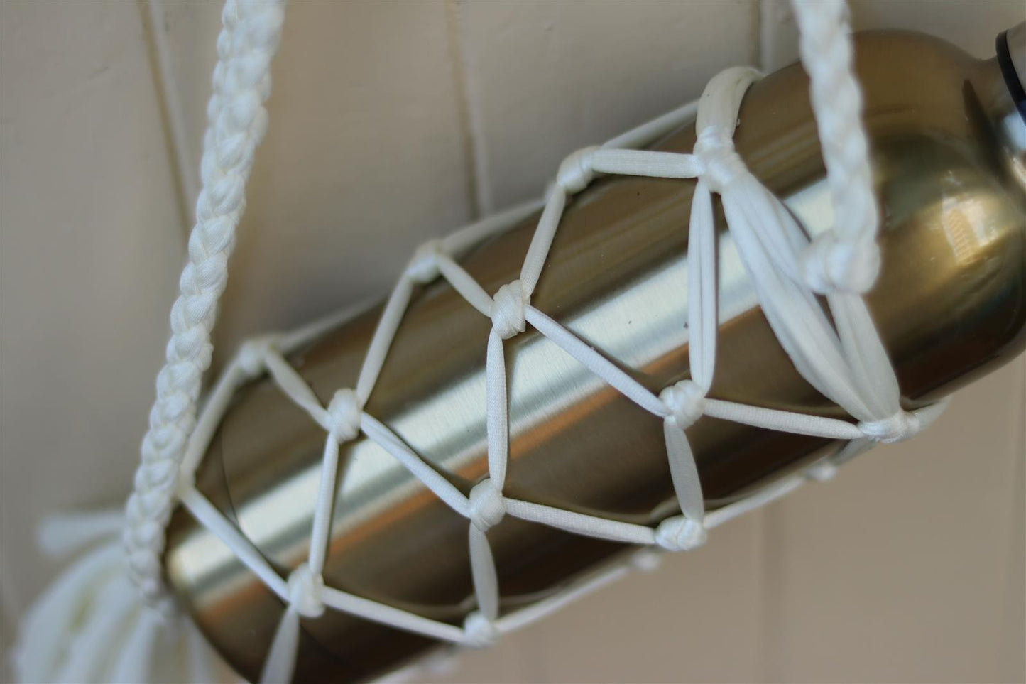 Trinkflasche-Rucksack NAVARNA I Elfenbein I exzellentes & nachhaltiges Makramee